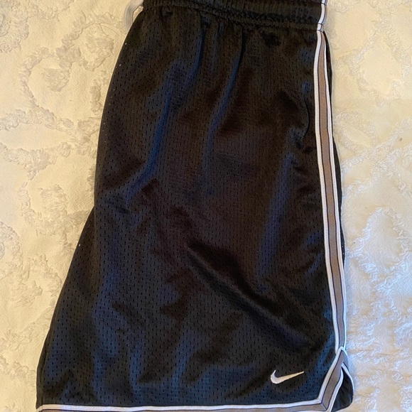 Nike Mesh Shorts (L) - Picture 2 of 4
